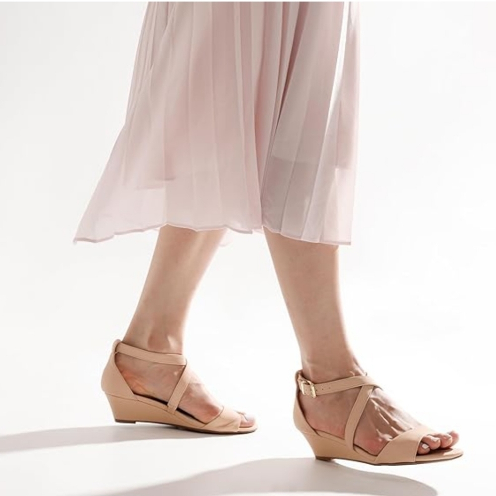 DREAM PAIRS Women's ankle strap low wedge sandals Size 10 Nude